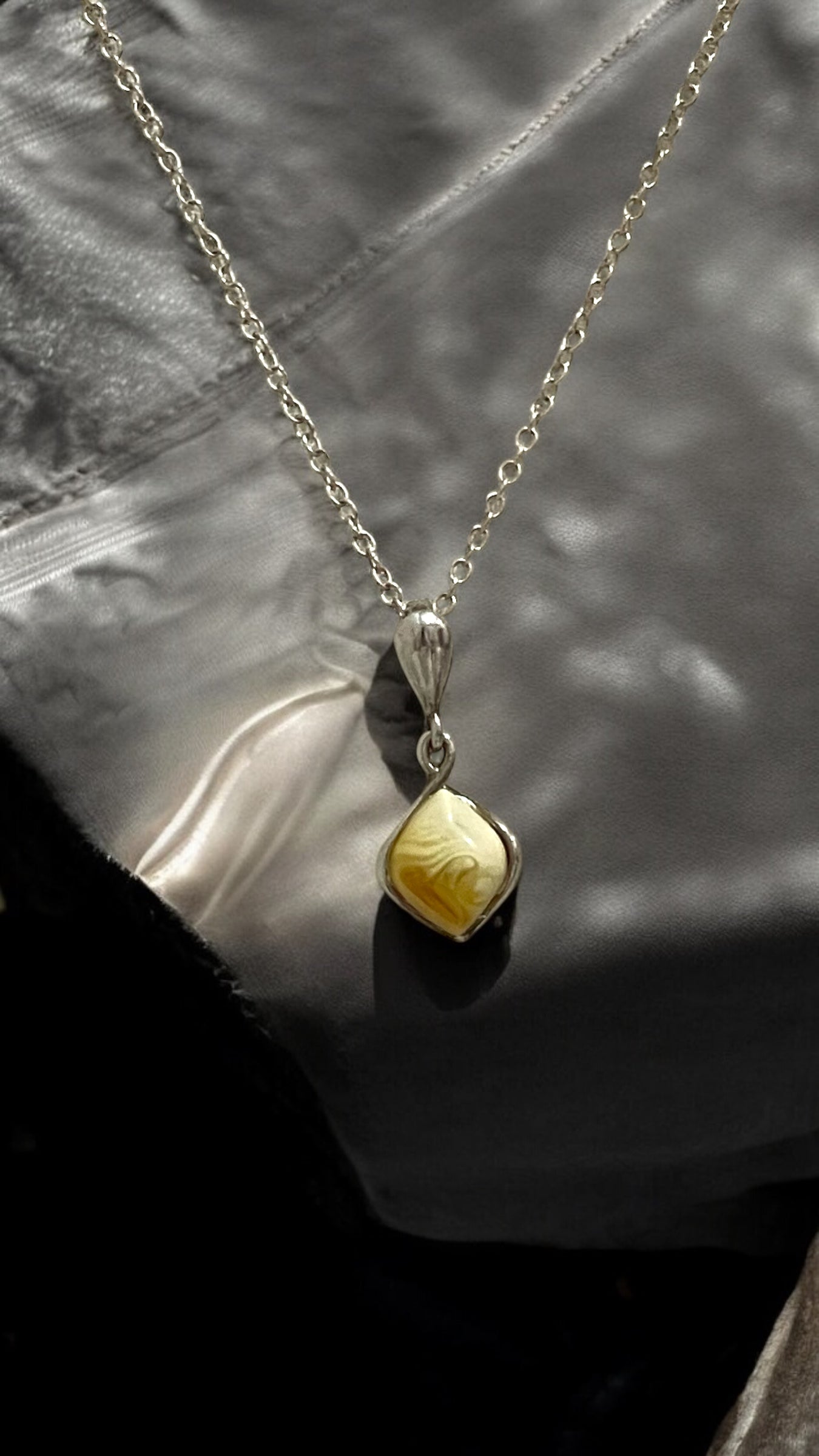 سلسال قطرة الكهرمان